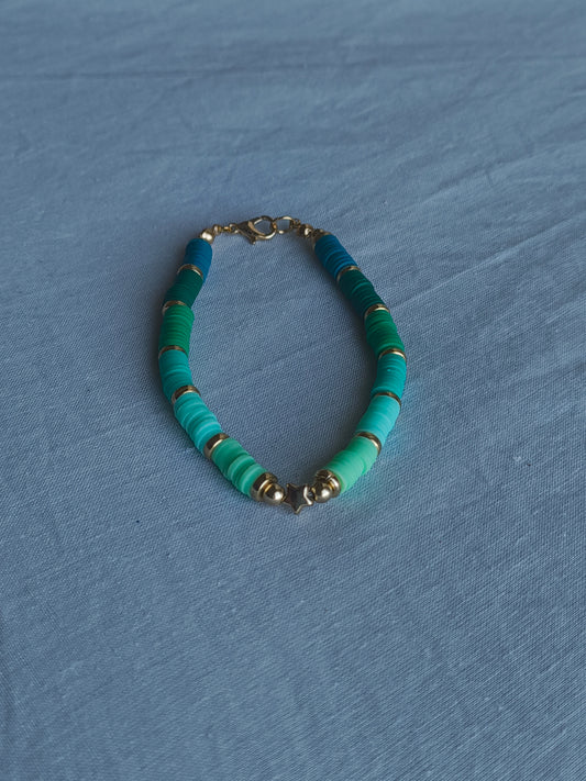 Green clay bead bracelet with star and clasp image 0